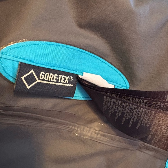 Women’s Marmot rain jacket - Picture 4 of 8